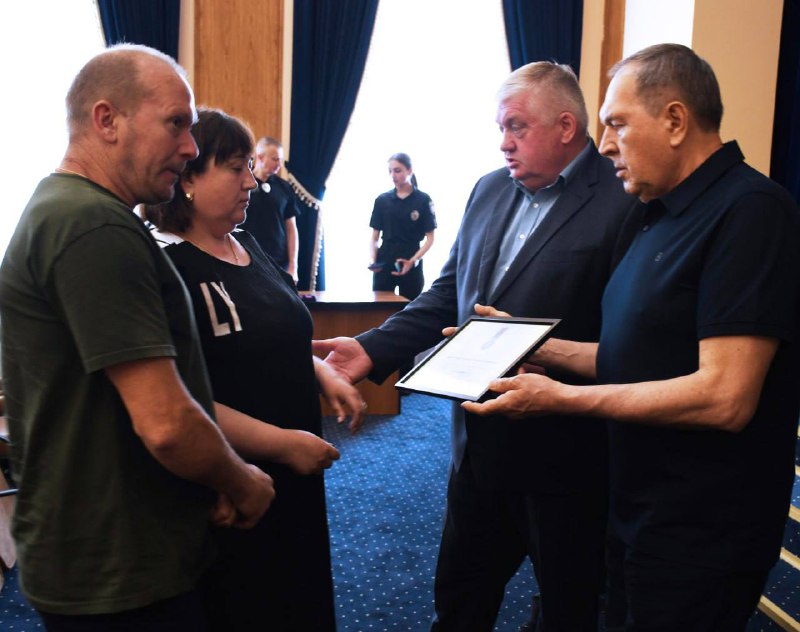 Сьогодні виконав почесну і хвилюючу місію - вручив бойові нагороди рідним загиблих на фронті правоохоронців. Сьогодні виконав почесну і хвилюючу місію - вручив бойові нагороди рідним загиблих на фронті правоохоронців.