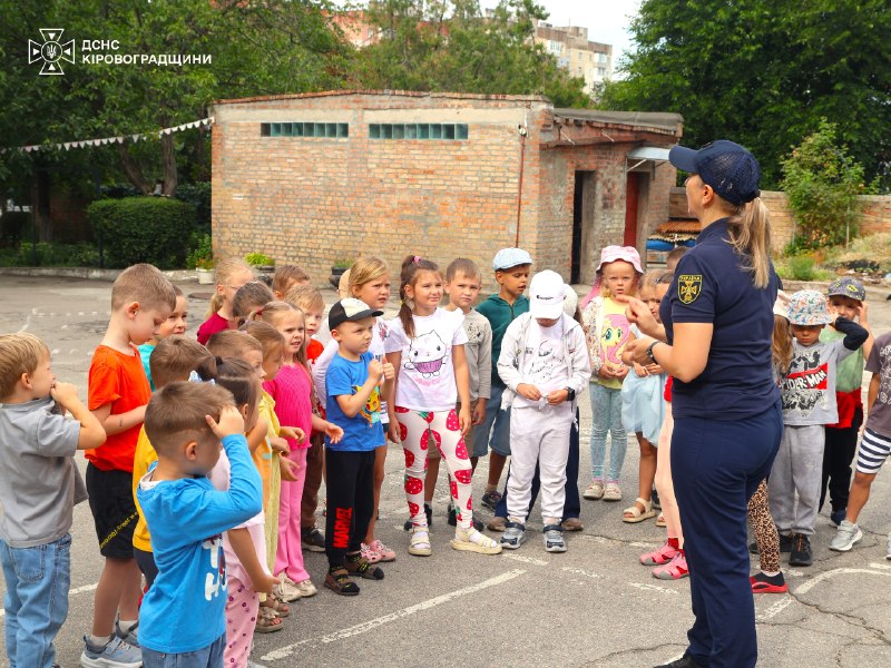 У Кропивницькому рятувальники навчали малечу правилам безпеки 🧑🚒
Надзвичайники завітали до одного з дитсадків У Кропивницькому рятувальники навчали малечу правилам безпеки 🧑🚒
Надзвичайники завітали до одного з дитсадків