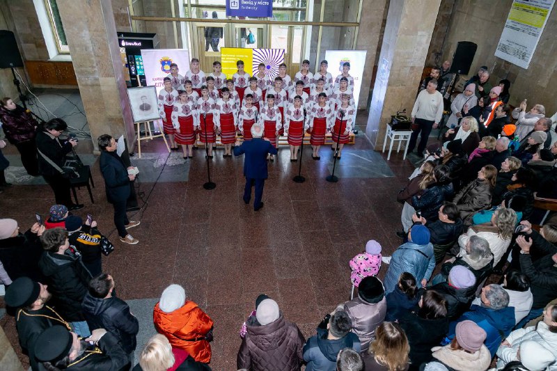 Якби в Україні був фірмовий поїзд «Леонтович», він курсував би по маршруту Покровськ - Камʼянець-Подільський Якби в Україні був фірмовий поїзд «Леонтович», він курсував би по маршруту Покровськ - Камʼянець-Подільський