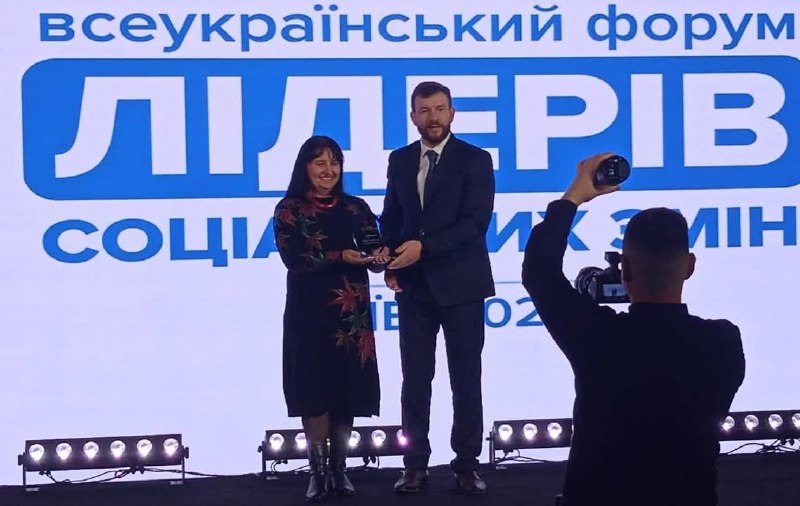 Луганщина отримала відзнаку за лідерство у соціальних змінах
У Києві відбувся Всеукраїнський форум лідерів соціальних змін. Луганщина отримала відзнаку за лідерство у соціальних змінах
У Києві відбувся Всеукраїнський форум лідерів соціальних змін.