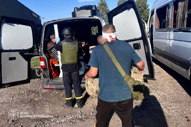 Сьогодні вранці росіяни вдарили по звичайній міжміській маршрутці біля Нікополя FPV-дроном Сьогодні вранці росіяни вдарили по звичайній міжміській маршрутці біля Нікополя FPV-дроном