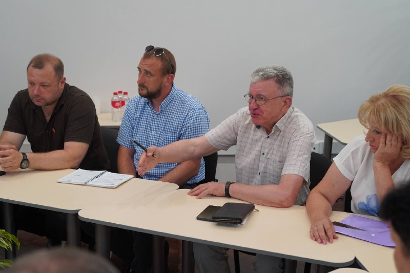 Працюю в Прилуках. Були наради з керівниками громад району, окремо - з представниками силових структур Працюю в Прилуках. Були наради з керівниками громад району, окремо - з представниками силових структур