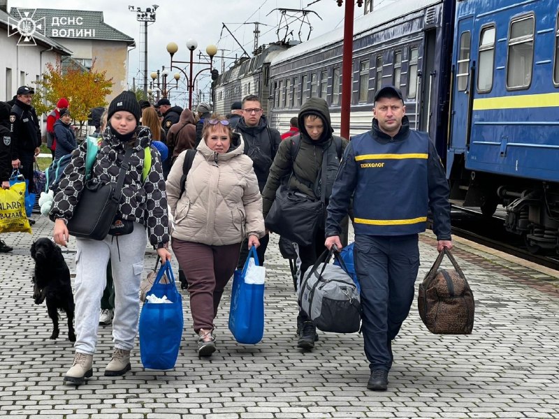 🚂На Волинь прибув евакуаційний потяг з Донеччини
15 людей, які вимушено залишили свої оселі через війну 🚂На Волинь прибув евакуаційний потяг з Донеччини
15 людей, які вимушено залишили свої оселі через війну