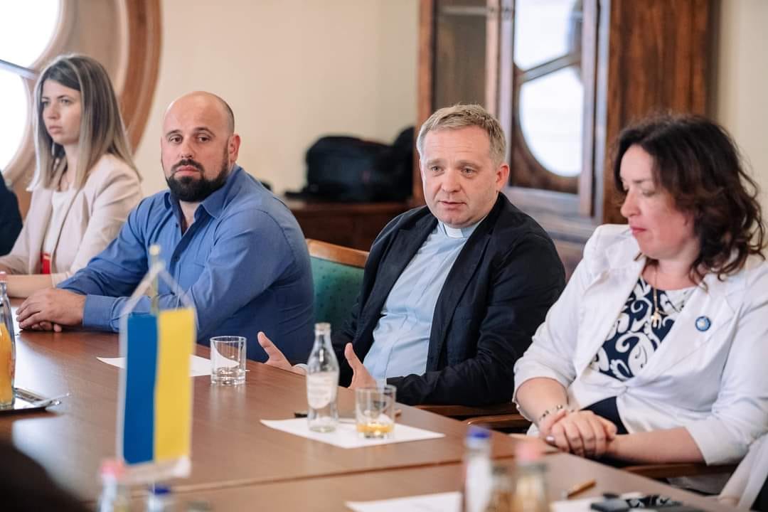 Представник Президента України зустрівся з українською громадою в Будапешті