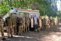 Тернопільсько-Зборівські єпископи доставили на передову три автомобілі швидкої допомоги