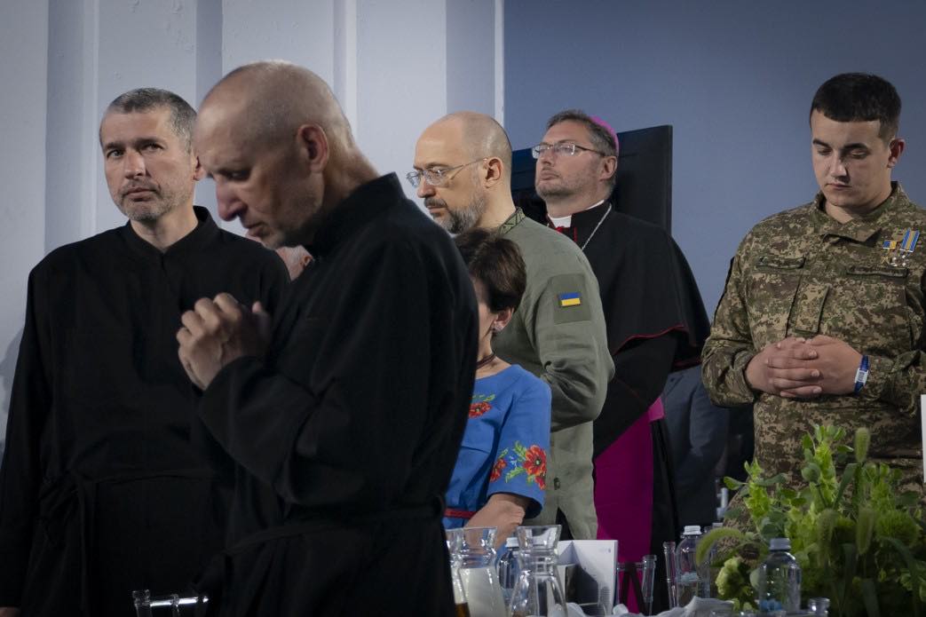 Звільнені з російського полону священники УГКЦ взяли участь у молитовному сніданку з Президентом України
