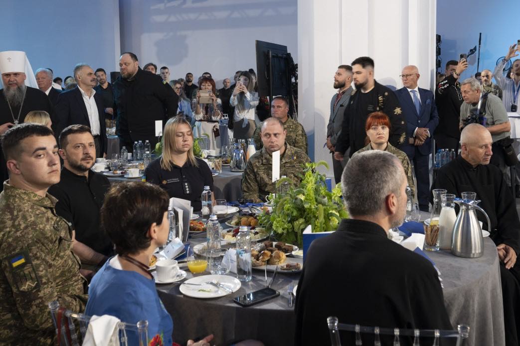 Звільнені з російського полону священники УГКЦ взяли участь у молитовному сніданку з Президентом України
